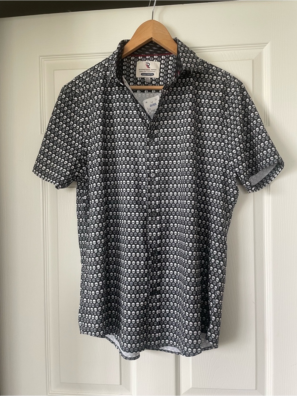 NWT International Report Skull Print Short Sleeve Shirt - Medium 4-Way Stretch